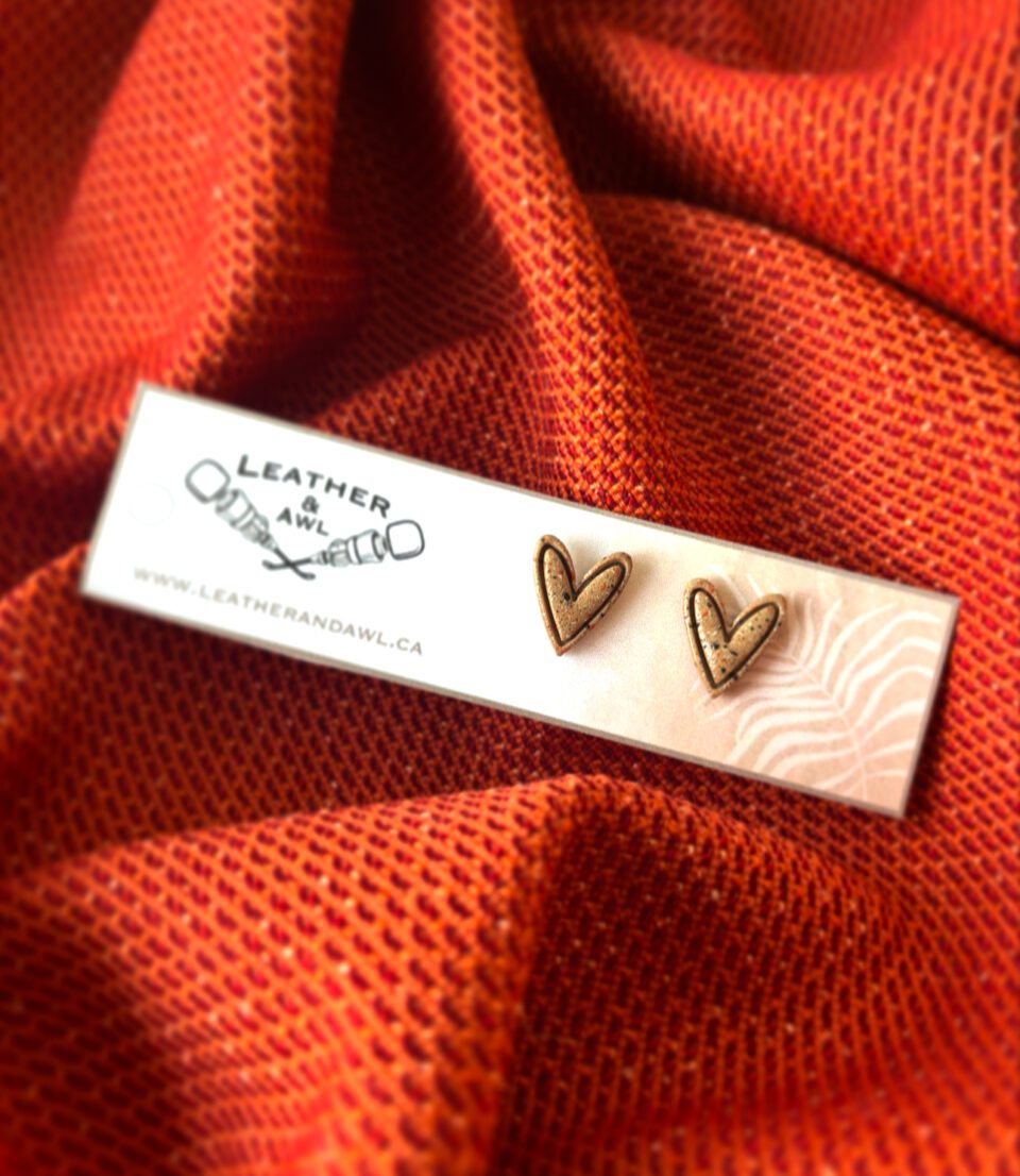 Heart studs ( speckled beige )